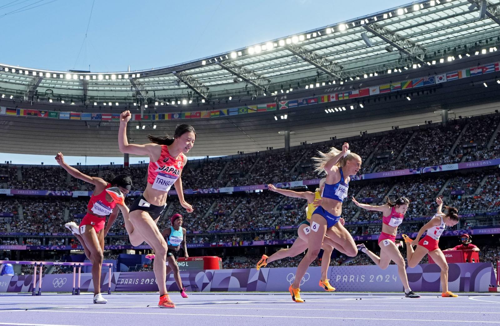 巴黎奧運|吳艷妮女子100米欄復活賽出局 日本田徑女神田中佑美(左)晉級。(路透社)