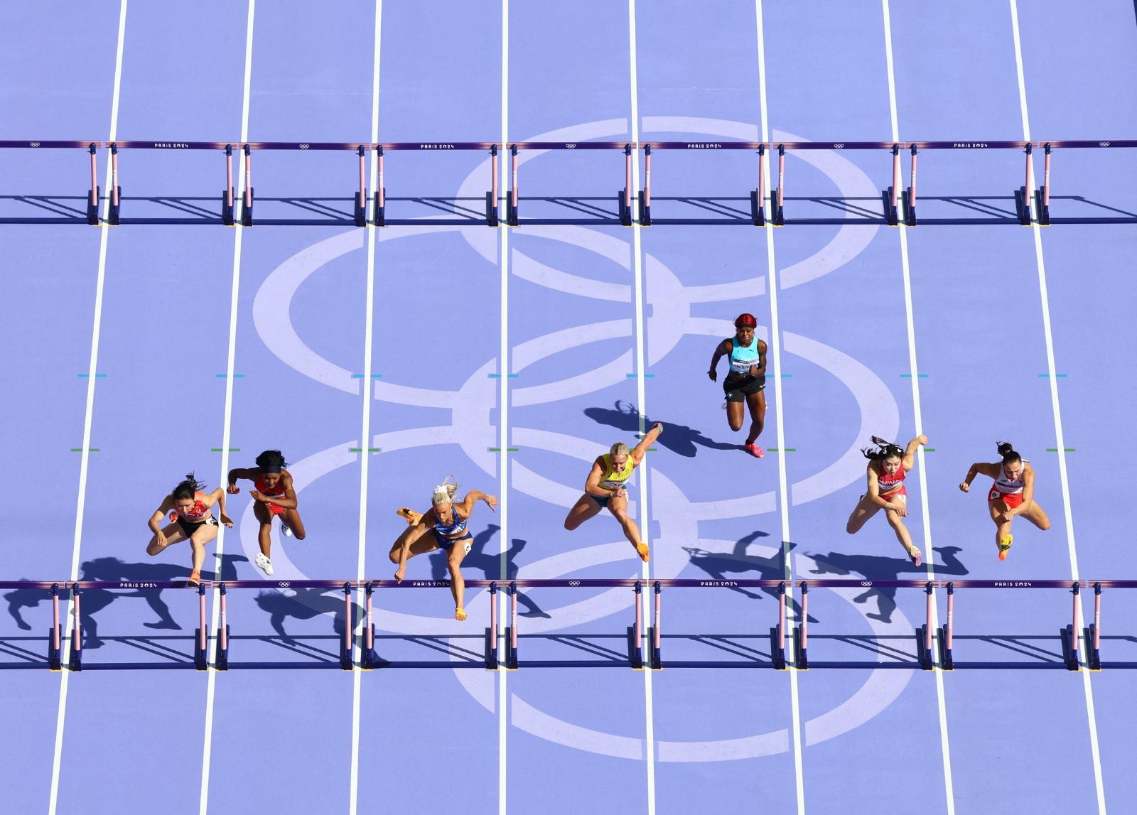 巴黎奧運|吳艷妮女子100米欄復活賽出局 日本田徑女神田中佑美(左)晉級。(路透社)