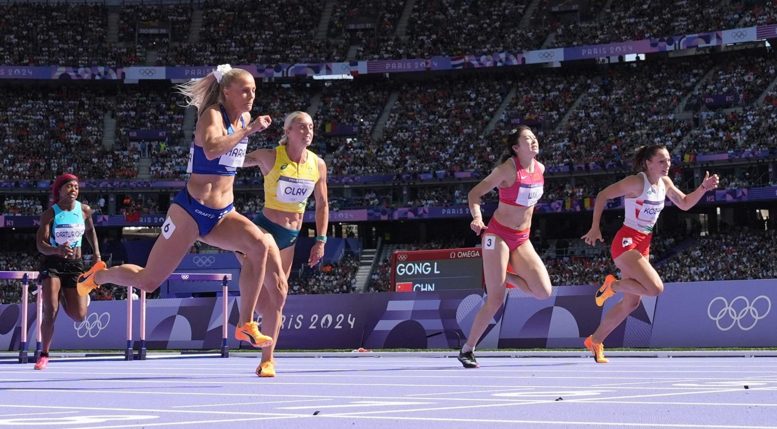 巴黎奧運|吳艷妮女子100米欄復活賽出局 日本田徑女神田中佑美(左)晉級。(路透社)