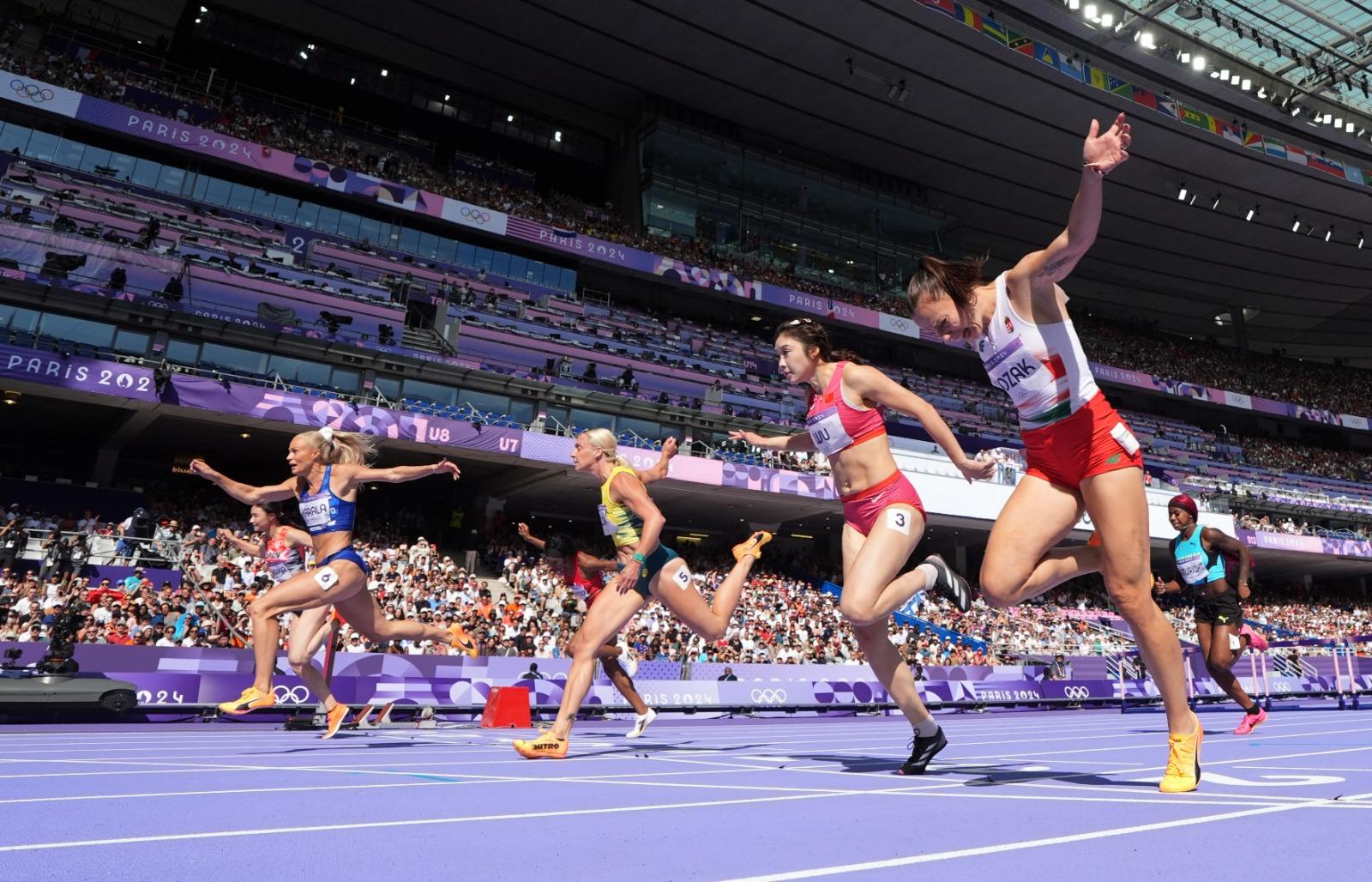 巴黎奧運|吳艷妮女子100米欄復活賽出局 日本田徑女神田中佑美(左)晉級。(路透社)