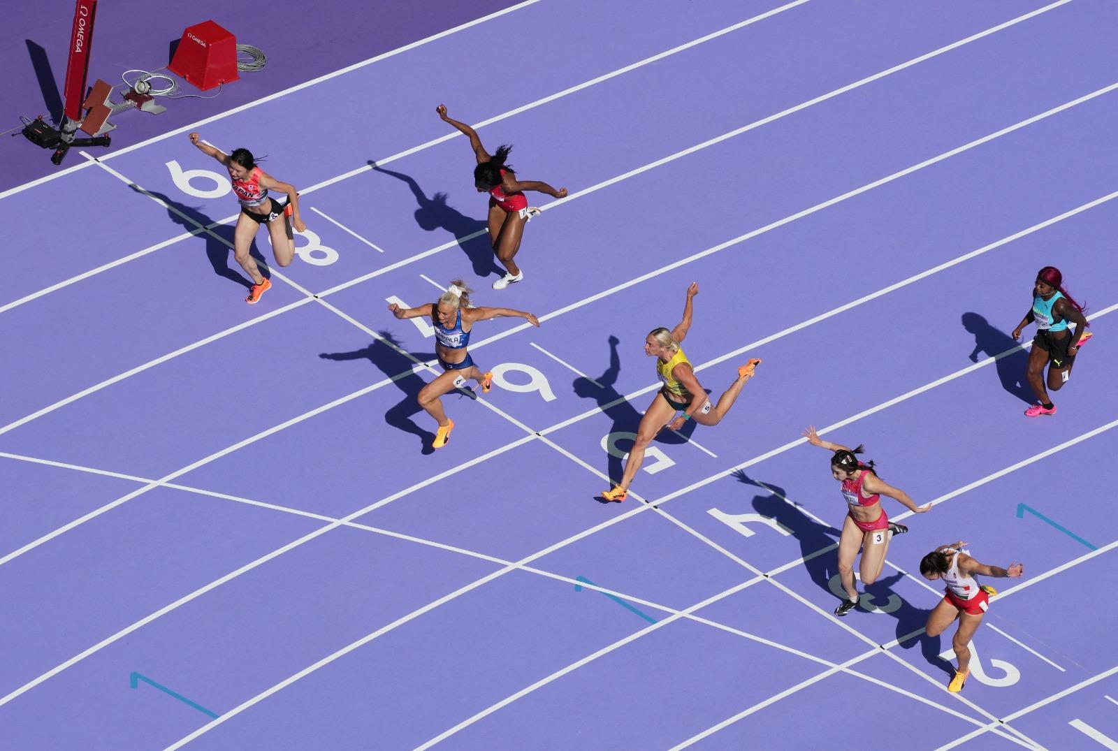 巴黎奧運|吳艷妮女子100米欄復活賽出局 日本田徑女神田中佑美(左)晉級。(路透社)