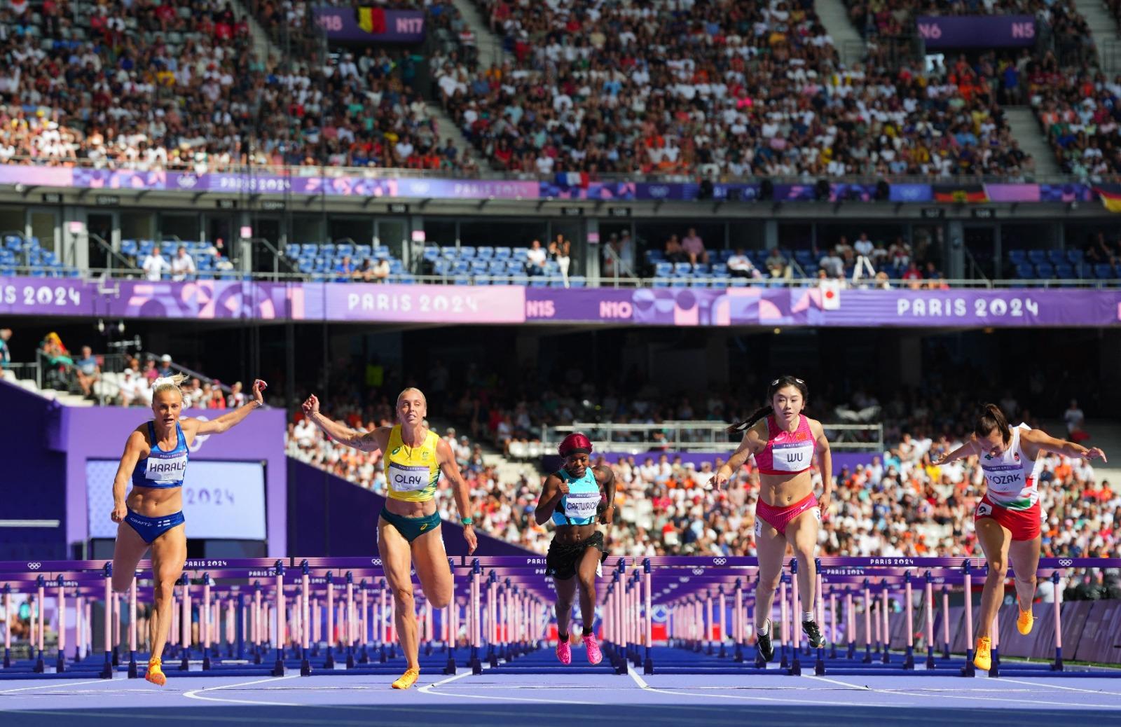 巴黎奧運|吳艷妮(右二)女子100米欄復活賽出局 日本田徑女神田中佑美晉級。(路透社)