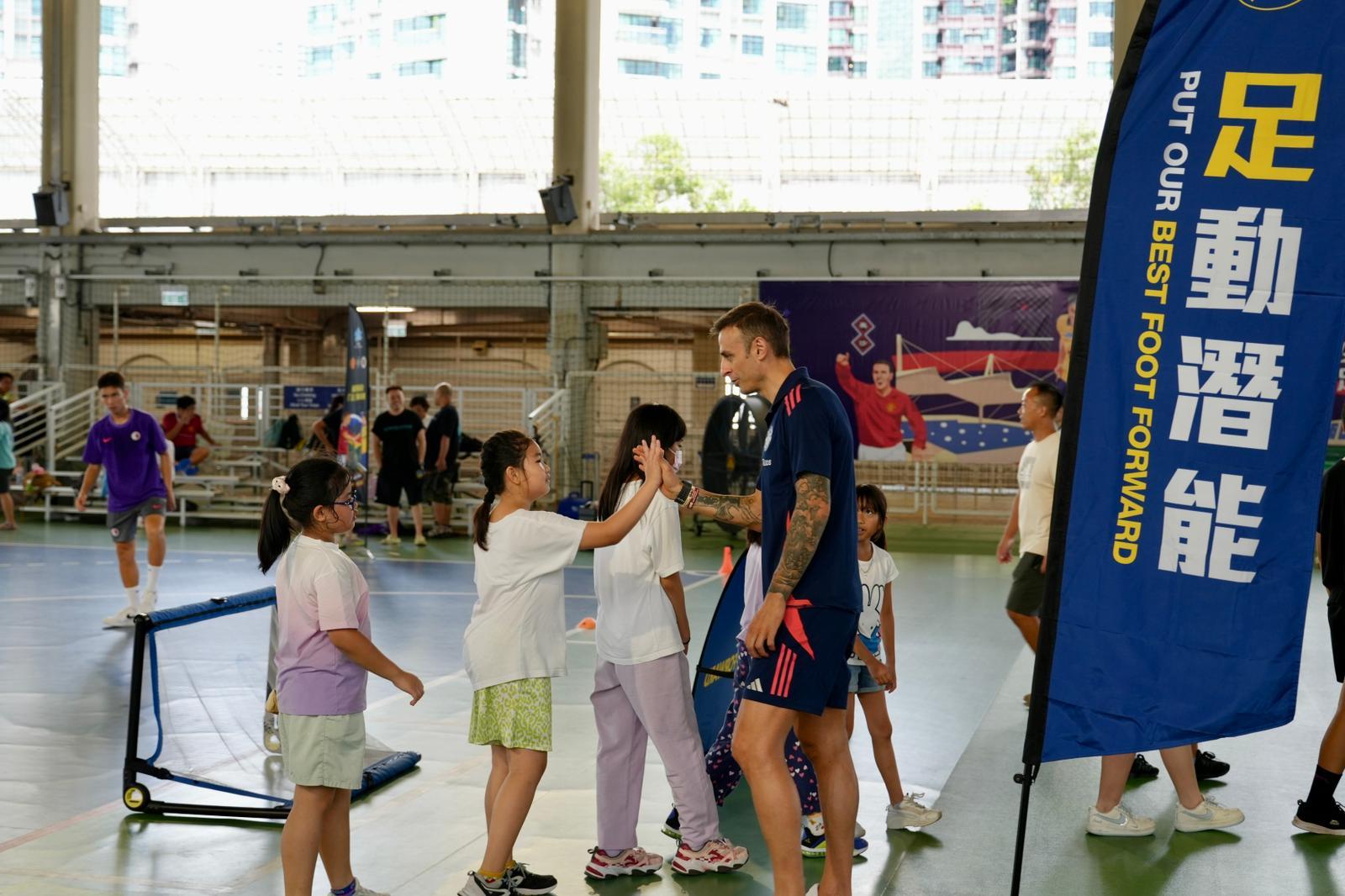 賽馬會青少年足球精英匯社區足球同樂日,貝碧托夫非常親民。