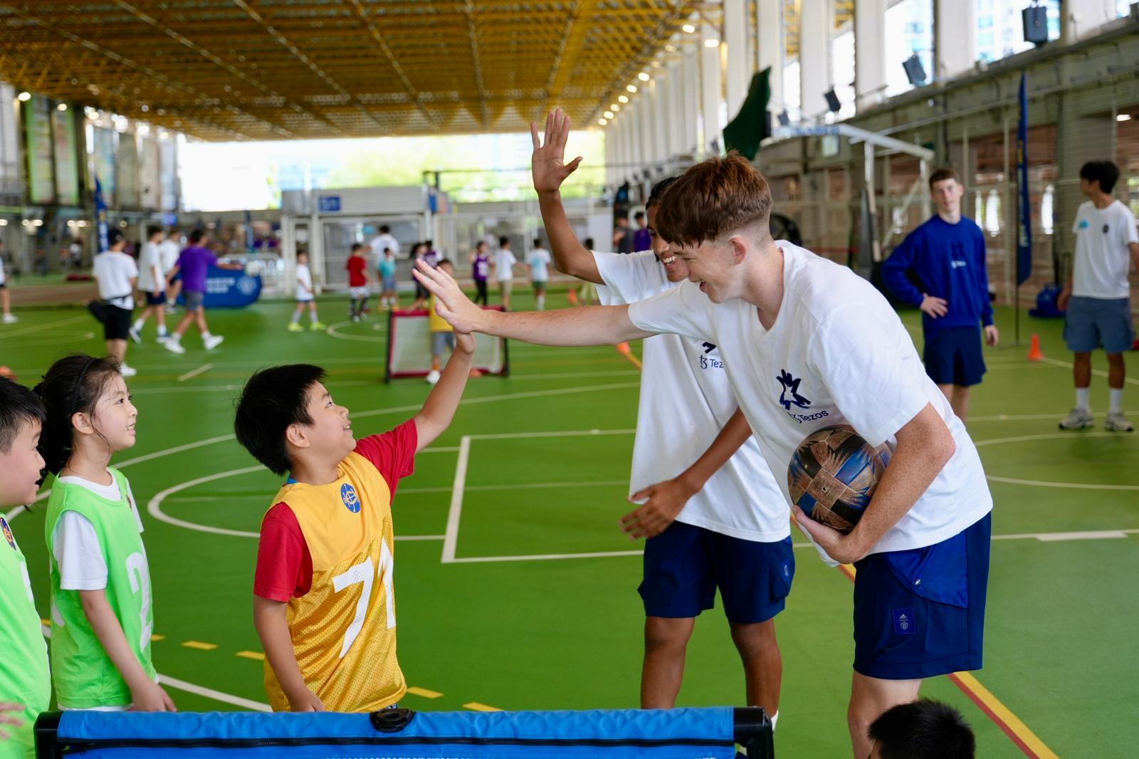 賽馬會青少年足球精英匯社區足球同樂日,曼聯U16與小將打成一片。