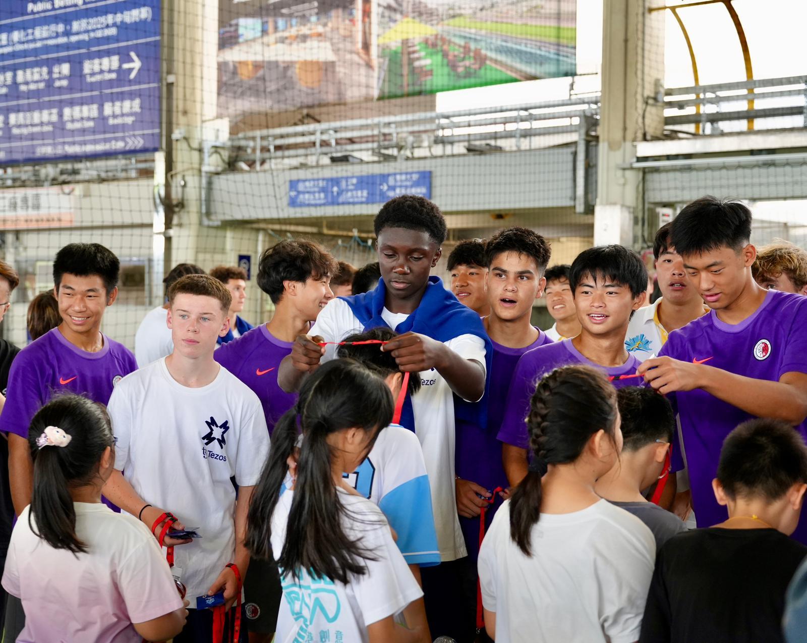 賽馬會青少年足球精英匯社區足球同樂日,曼聯U16與小將打成一片。