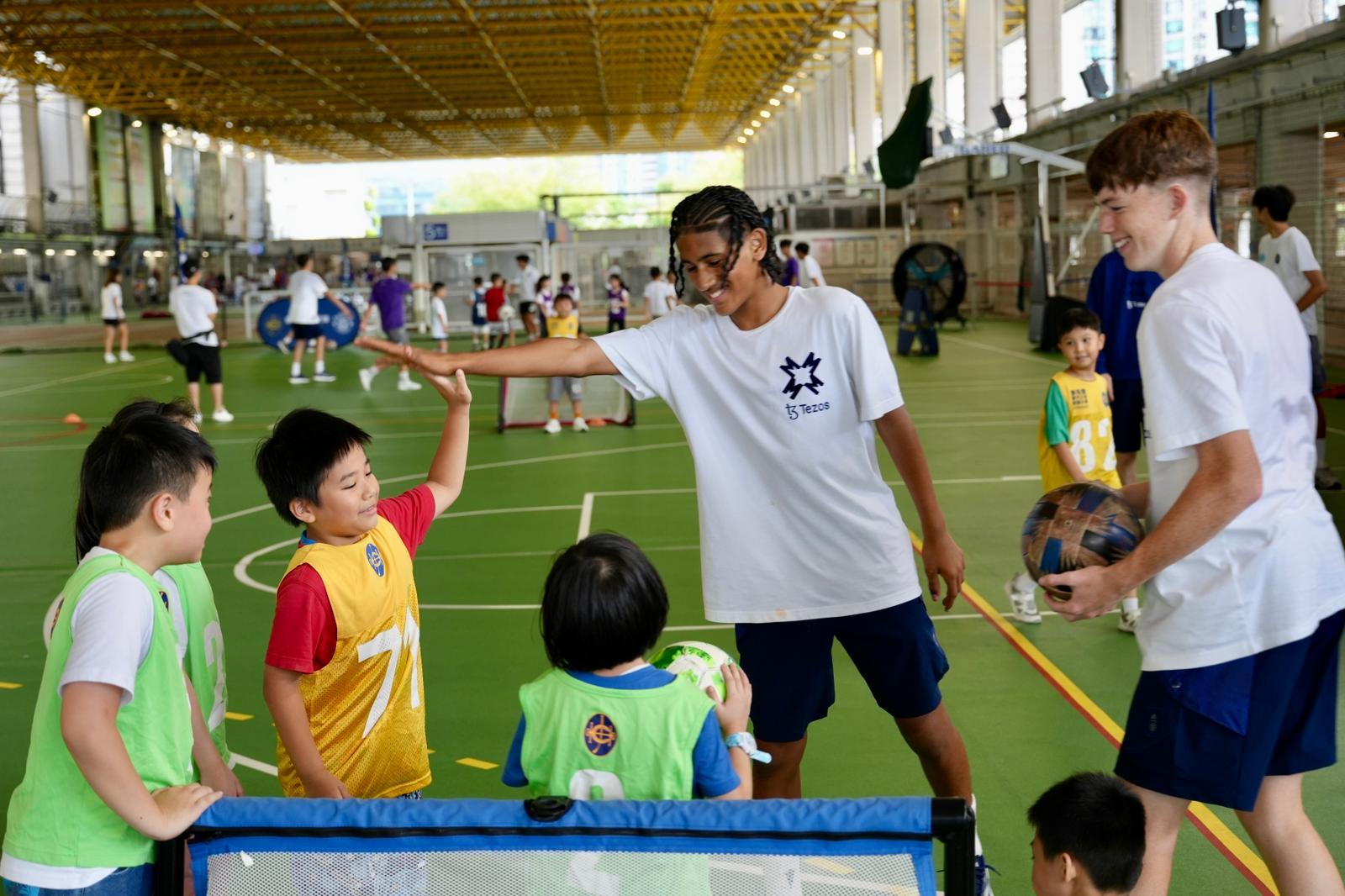 賽馬會青少年足球精英匯社區足球同樂日,曼聯U16與小將打成一片。