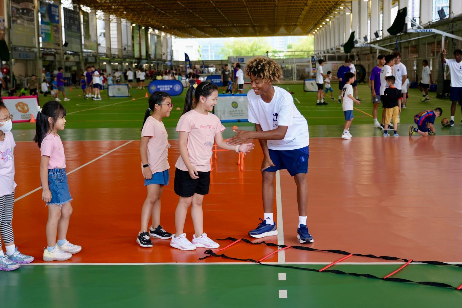 賽馬會青少年足球精英匯社區足球同樂日,曼聯U16與小將打成一片。