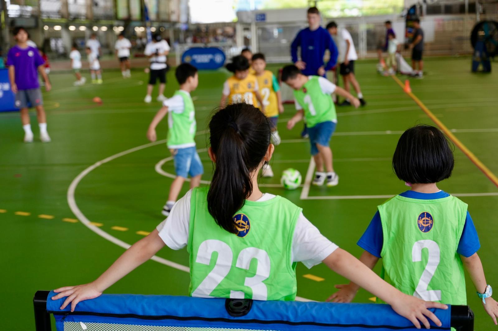 賽馬會青少年足球精英匯社區足球同樂日,曼聯U16與小將打成一片。