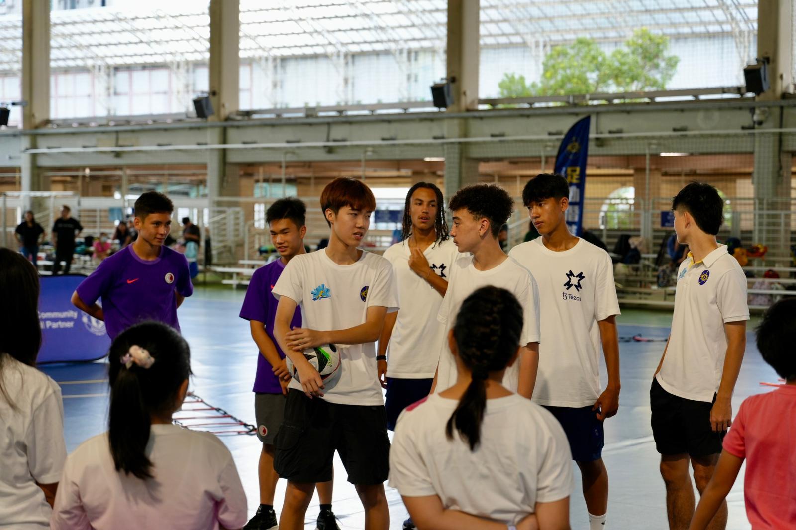 賽馬會青少年足球精英匯社區足球同樂日,曼聯U16與小將打成一片。