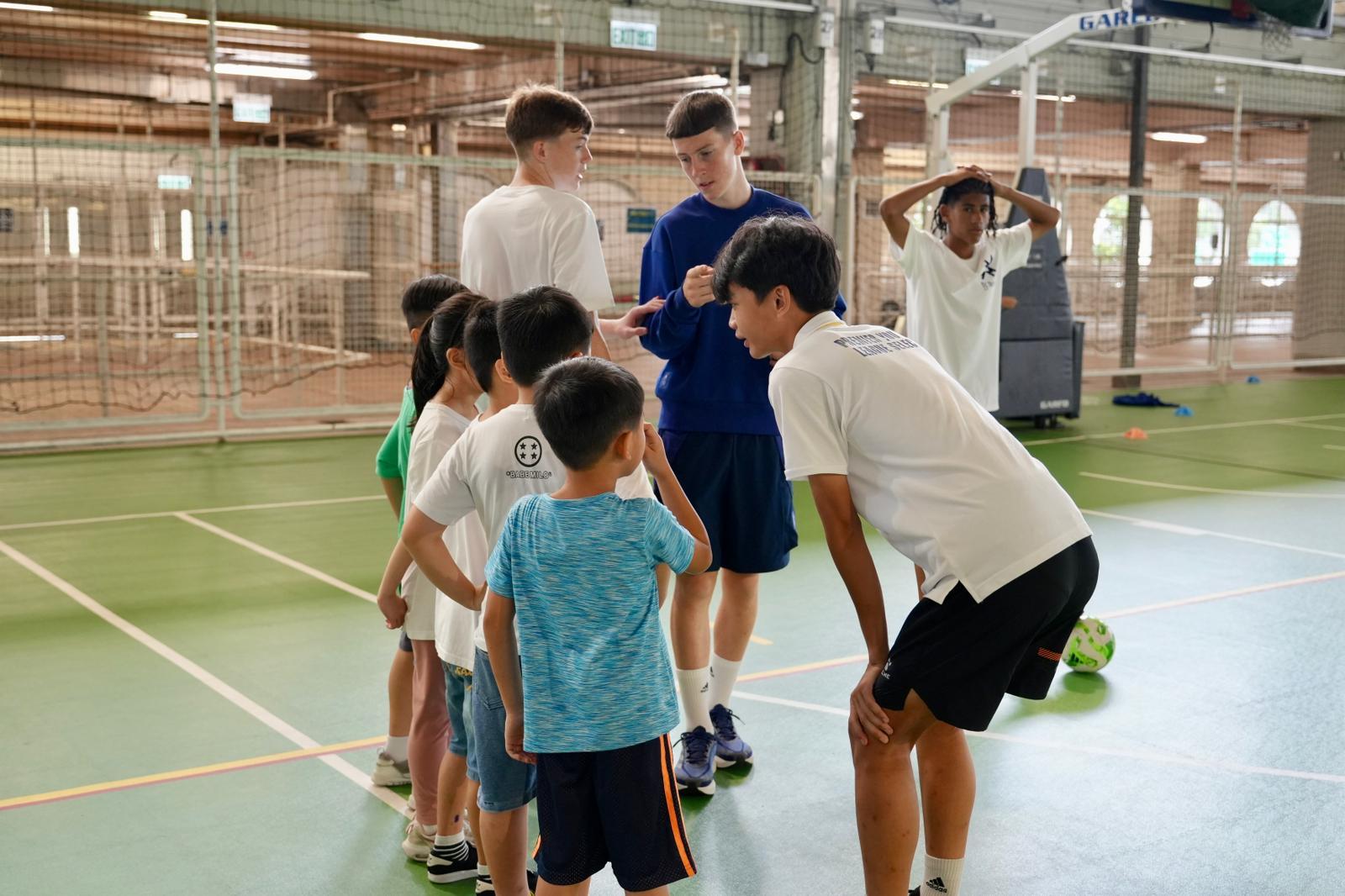 賽馬會青少年足球精英匯社區足球同樂日,曼聯U16與小將打成一片。