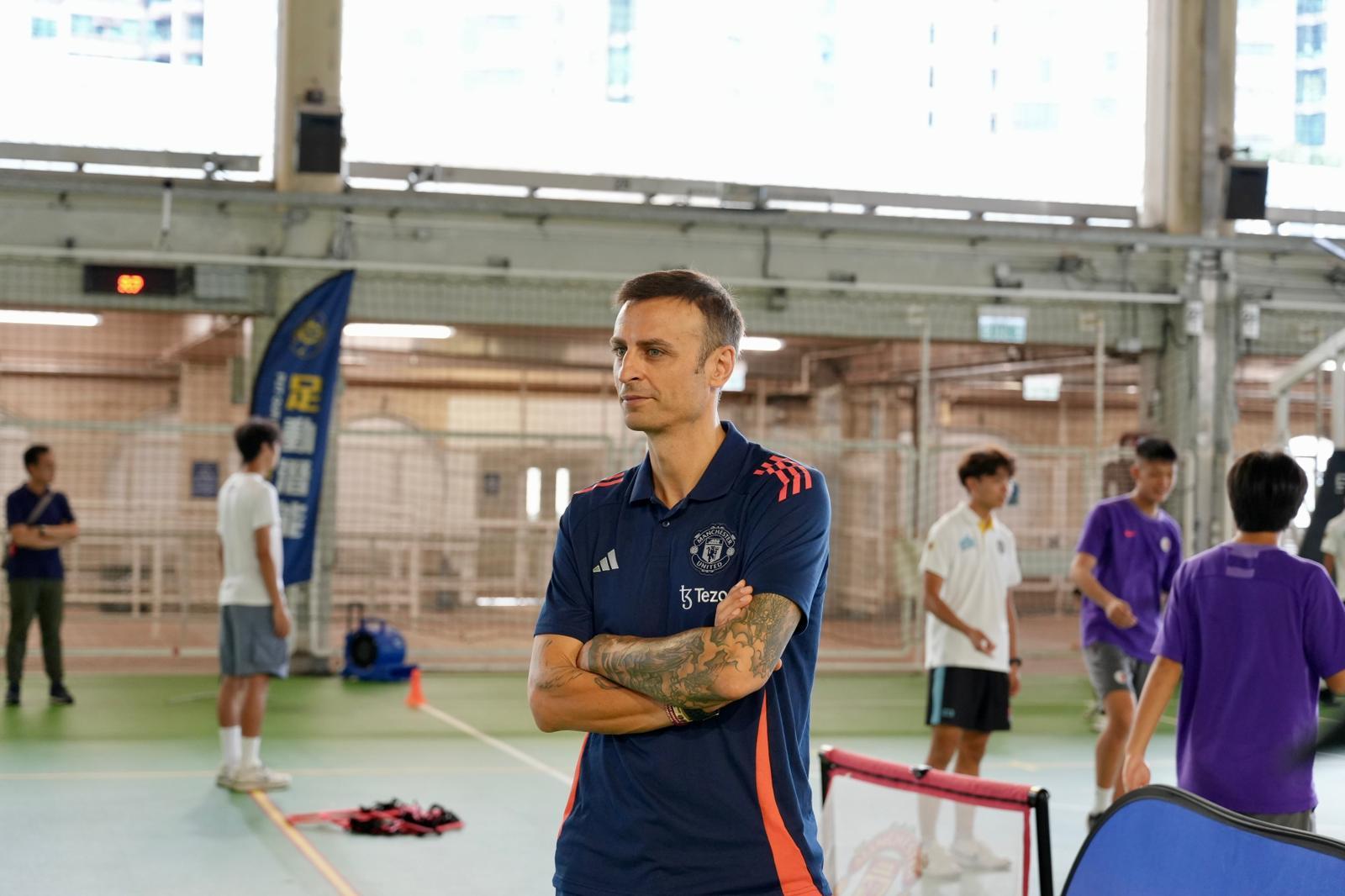 賽馬會青少年足球精英匯社區足球同樂日,貝碧托夫指導小球員踢足球。