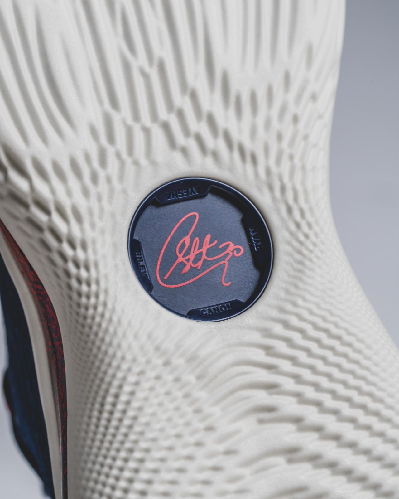 籃球鞋推薦|居里奧運金牌戰靴Curry 12鞋底中足穩定片刻上四個名字。