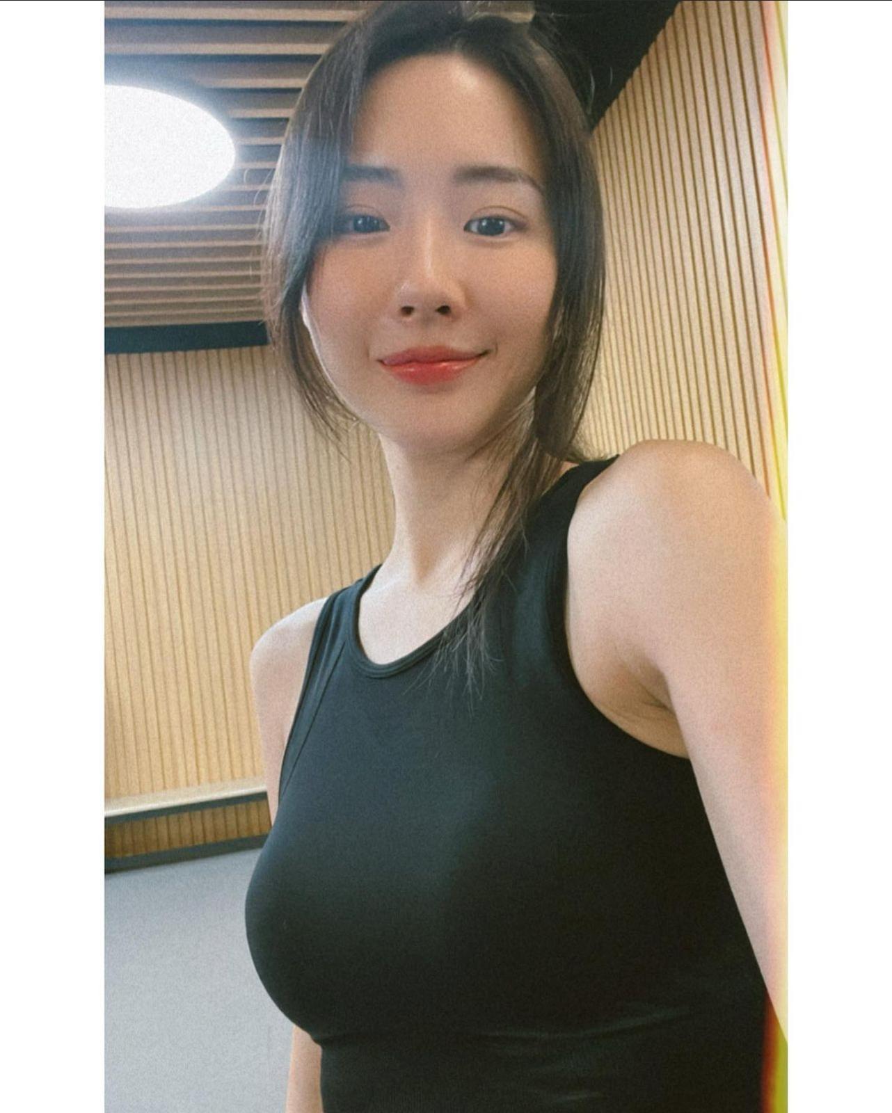 保錡曾在菊梓喬做Gym的自拍照下留言,「運動帶來正能量,能夠發出一種真正的美」。