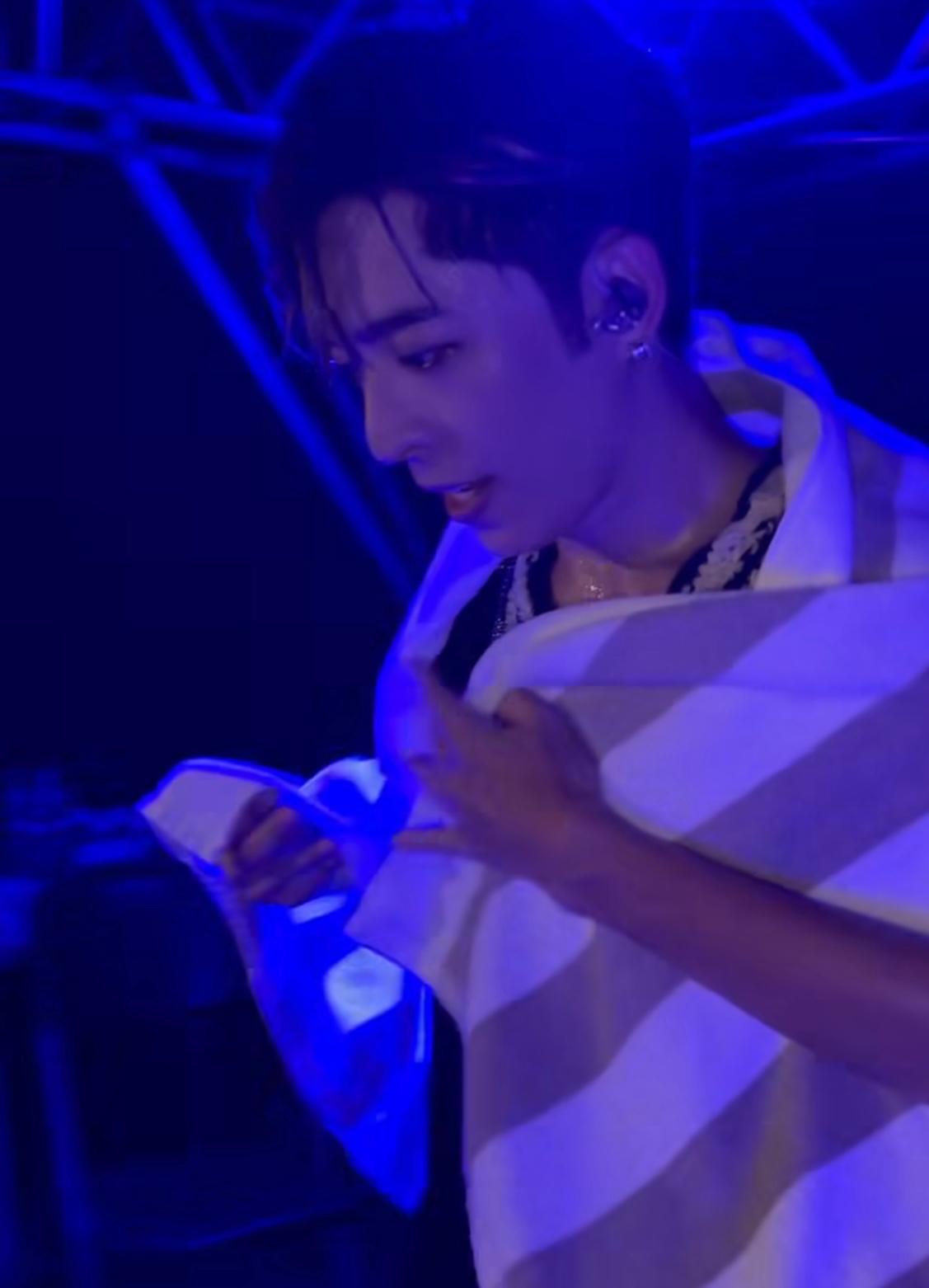 Edan向台上台下狂射水槍,合身盡濕。