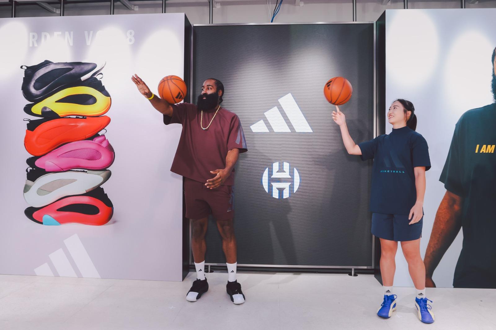 香港女子籃球員任栩燕跟James Harden(夏登)近距離接觸和互動 即場示範及指導小球迷運球