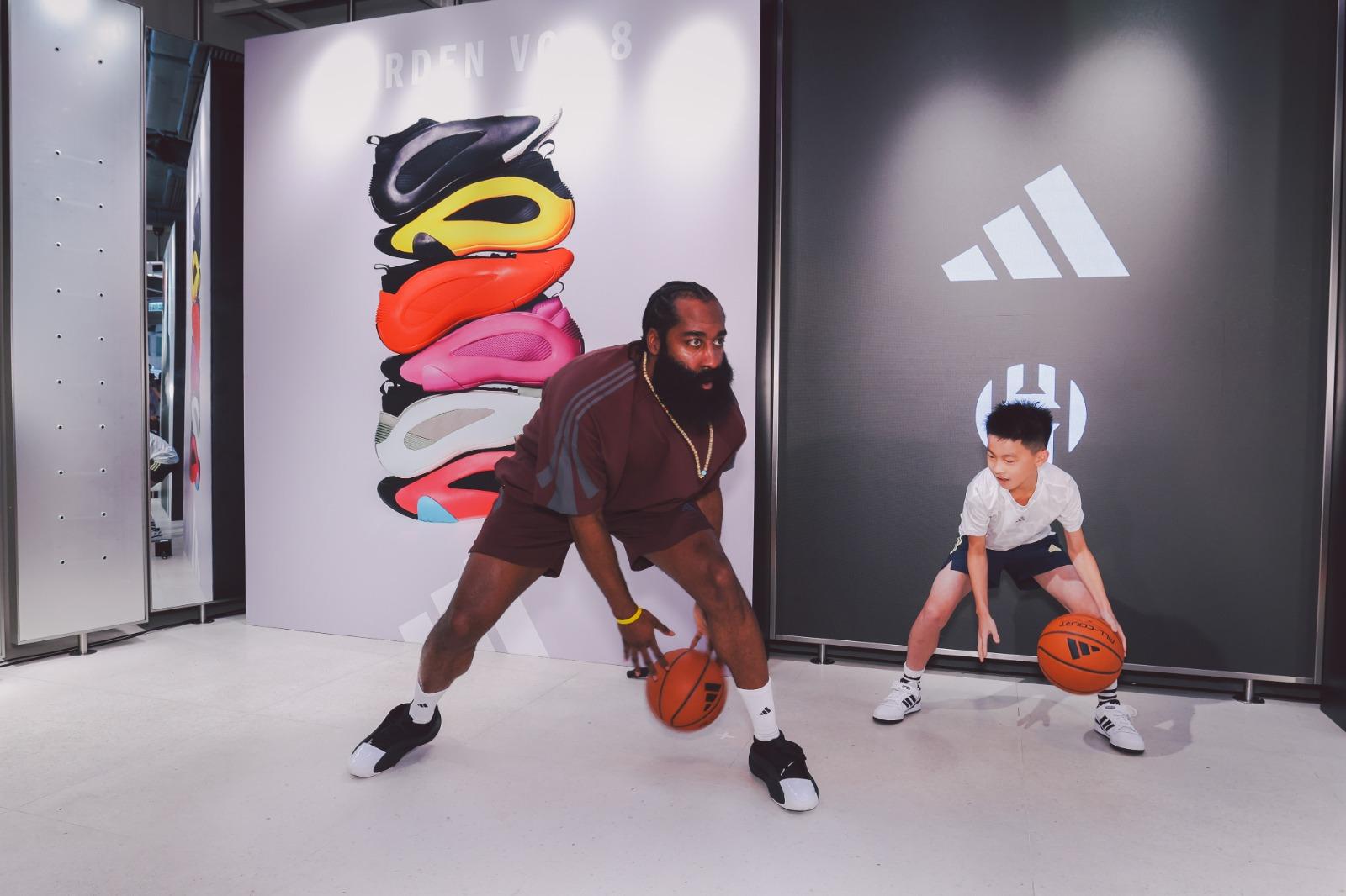 香港女子籃球員任栩燕跟James Harden(夏登)近距離接觸和互動 即場示範及指導小球迷運球