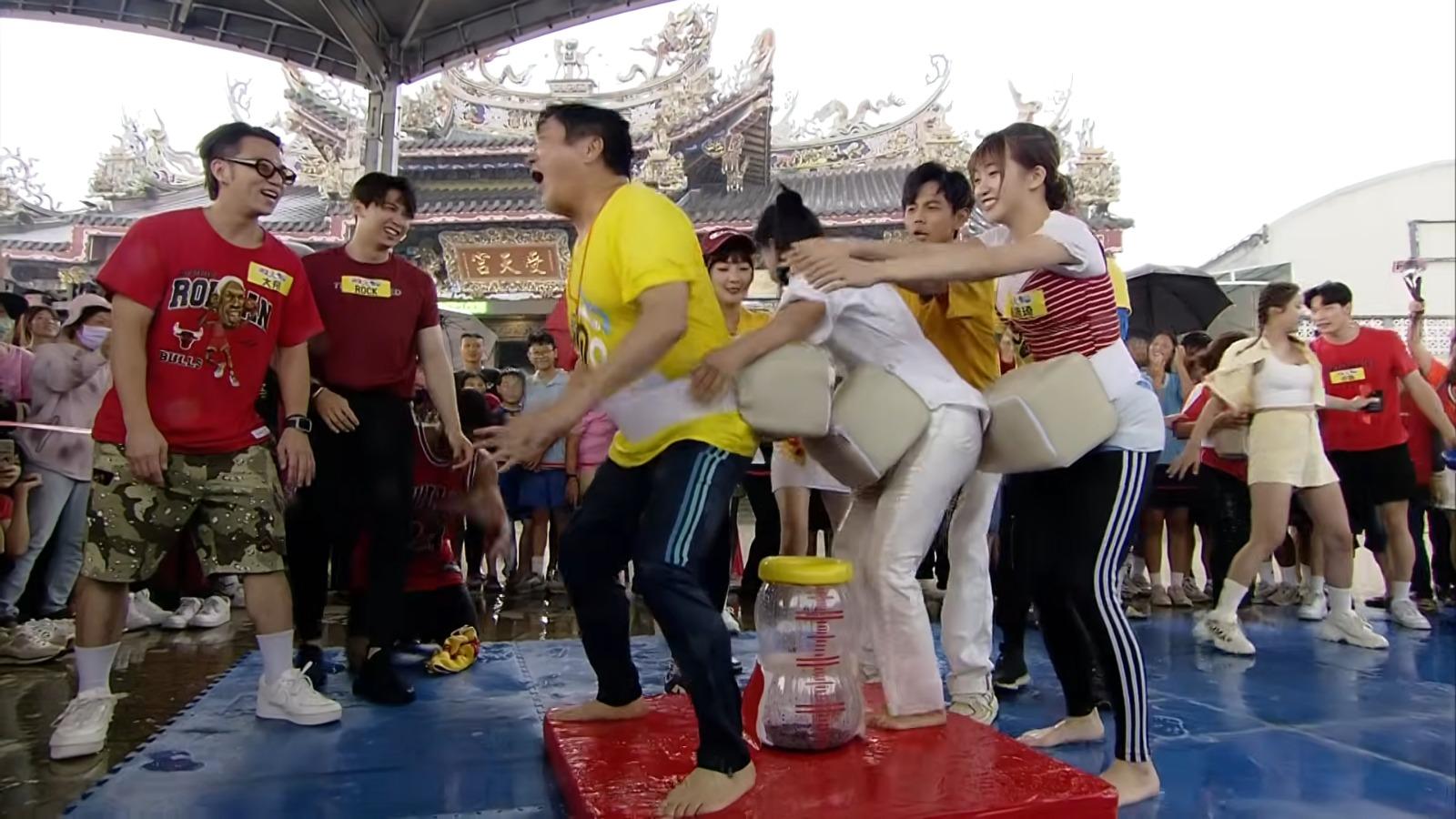 胡瓜與冼迪琦、林可、藍藍等拍攝《綜藝大集合》玩遊戲。(網上截圖)