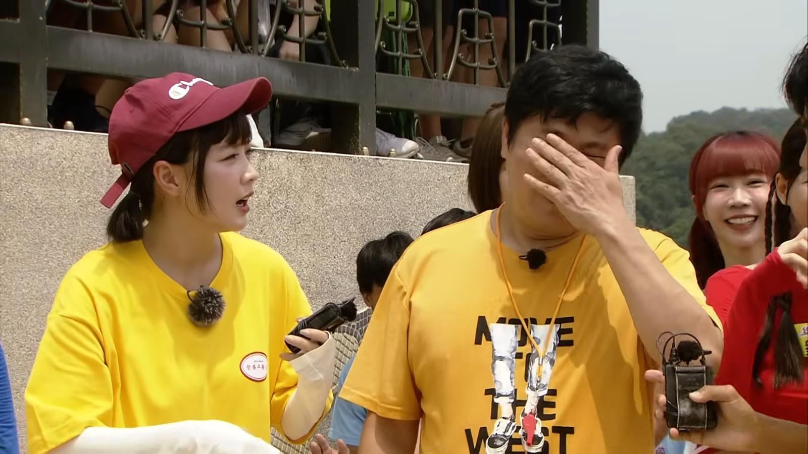 胡瓜與在《綜藝大集合》被籃籃(左)施以中間抱。(網上截圖)