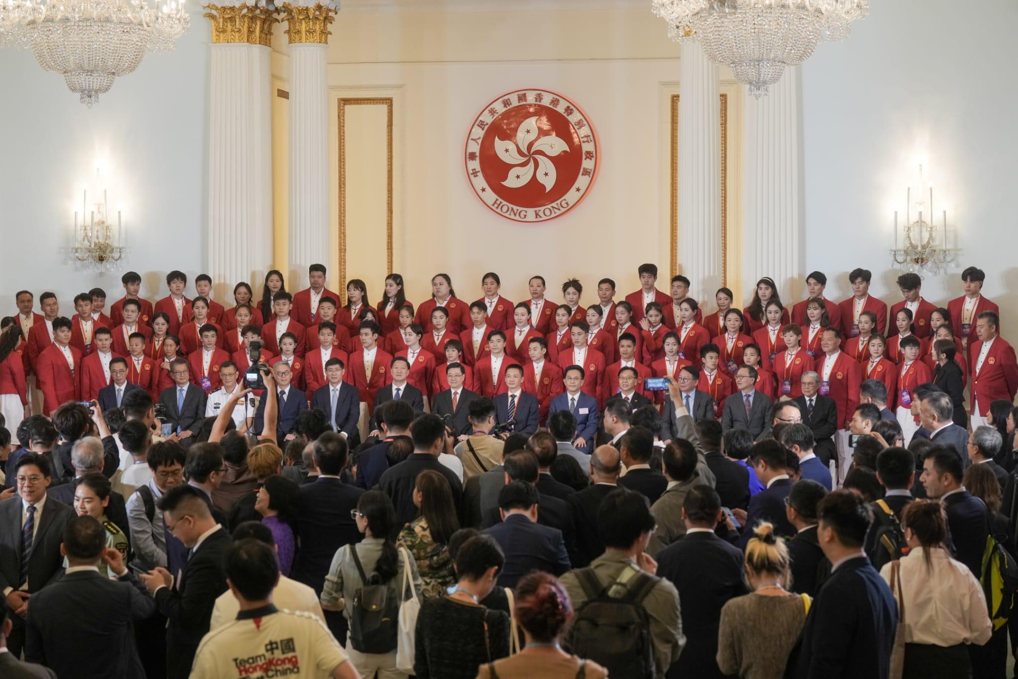 代表團到禮賓府出席歡迎會。