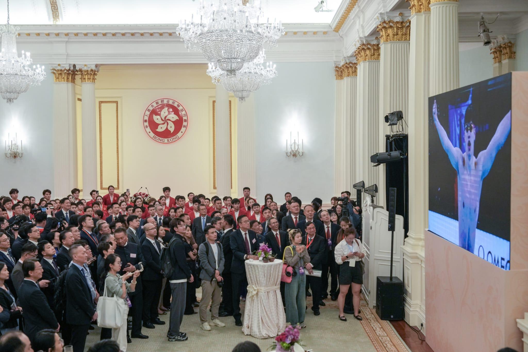 代表團到禮賓府出席歡迎會。