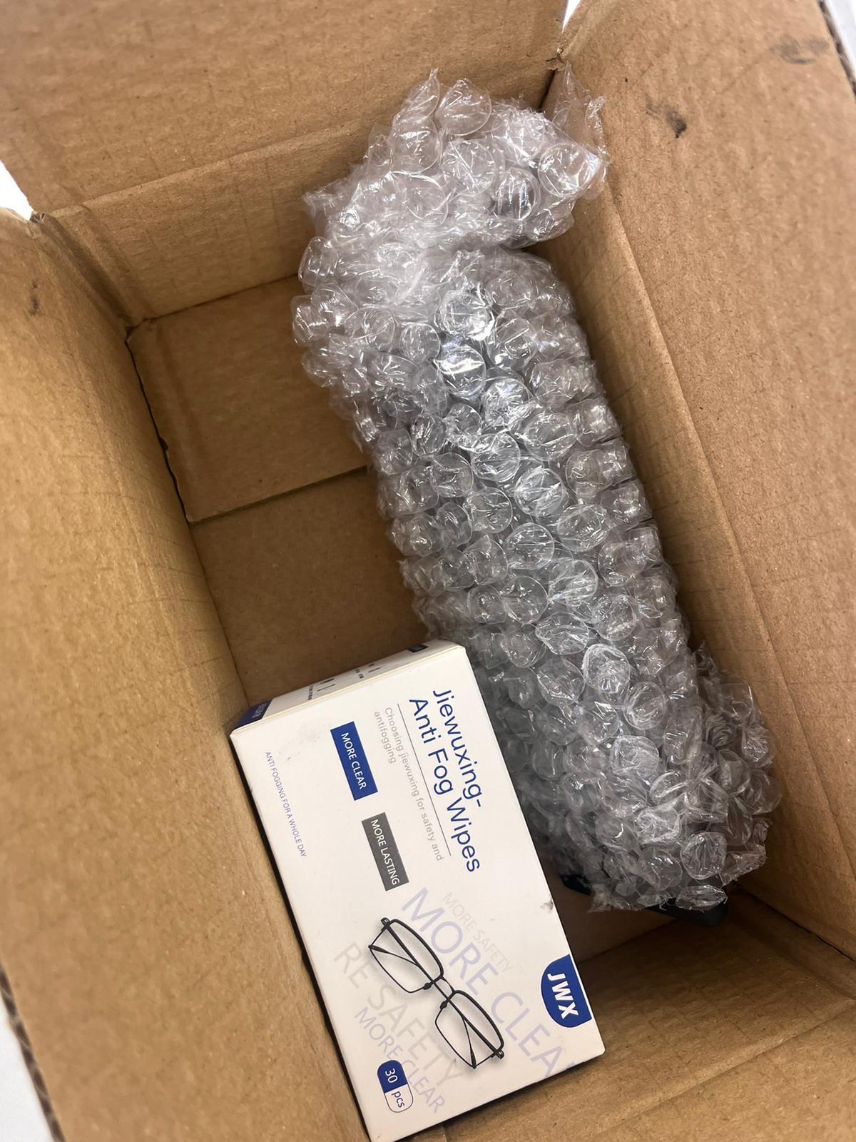 包裹除了眼鏡外,亦附送一盒一次性防霧眼鏡清潔濕紙巾。