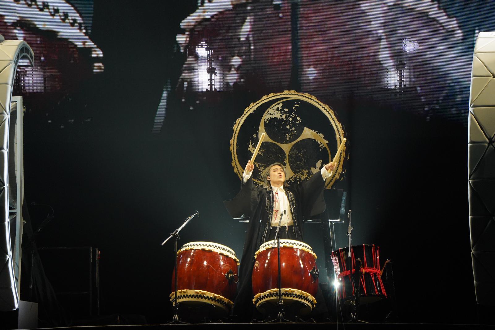 Jer在《Katch Our Life Jer柳應廷 × MC張天賦 音樂會》首獻鼓技。(吳康琦攝)