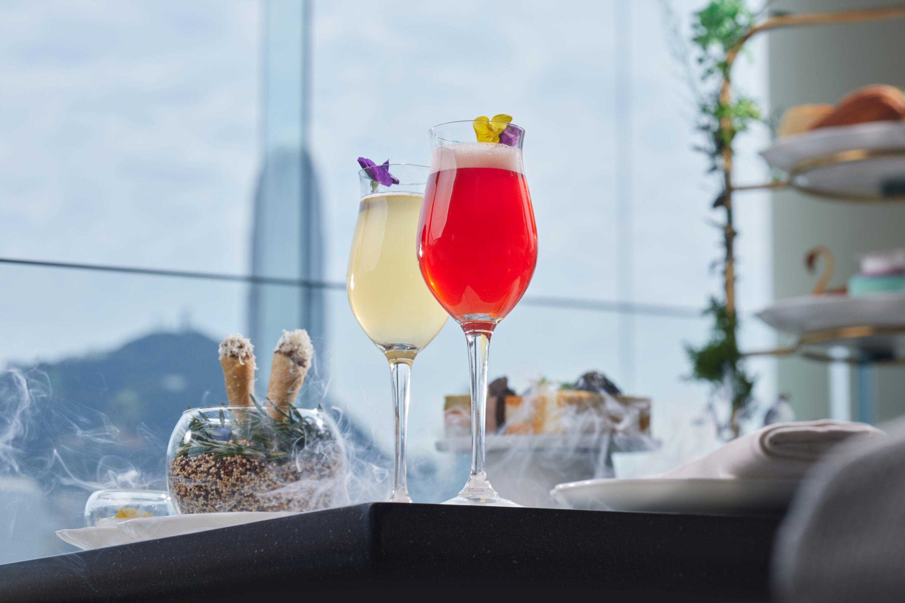 配搭茶點的解渴飲料有以龍舌蘭、洋甘菊茶、熱情果糖漿和檸檬汁調配而成的清爽 Yellow Brick Road(黃磚路)雞尾酒,以及混合雲呢拿博士茶、士多啤梨糖漿和檸檬汁的無酒精雞尾酒 Tornado(龍捲風)