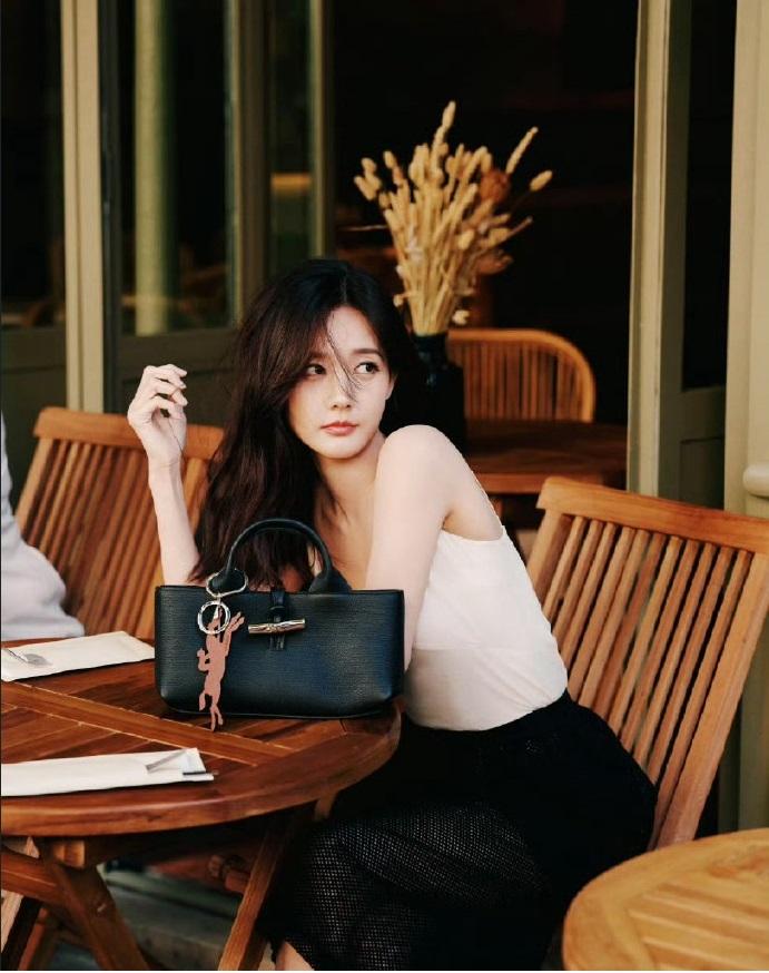 李一桐對法式優雅的獨特理解,重新定義年輕奢華的美。