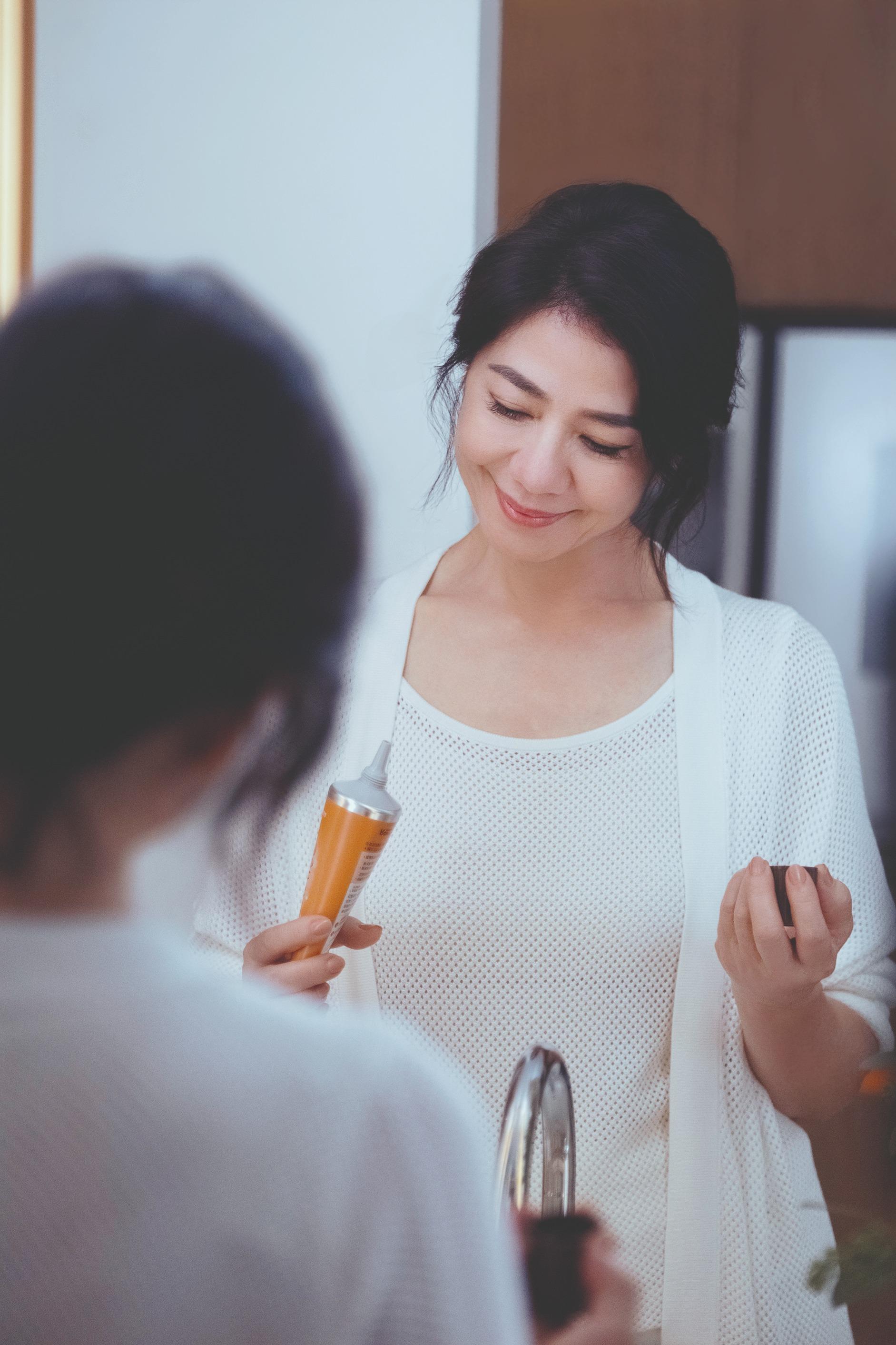 岩井俊二掌鏡為紅姑拍美髮廣告 張叔平加持設計造型