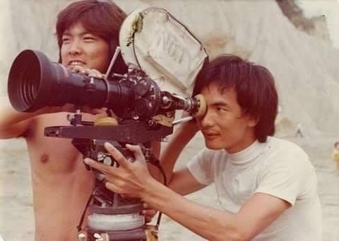 元彪與元奎在拍攝《南拳北腿鬥金狐》時,在片場用攝錄機。