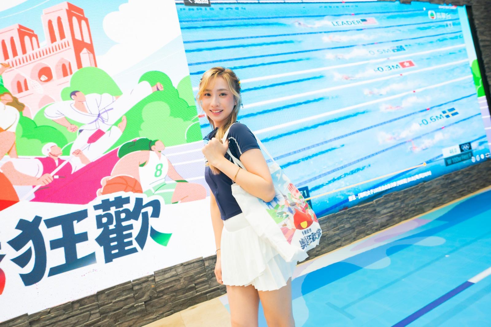 鍾柔美清爽造型加上甜美笑容,迅即令炎夏的悶熱一掃而空。