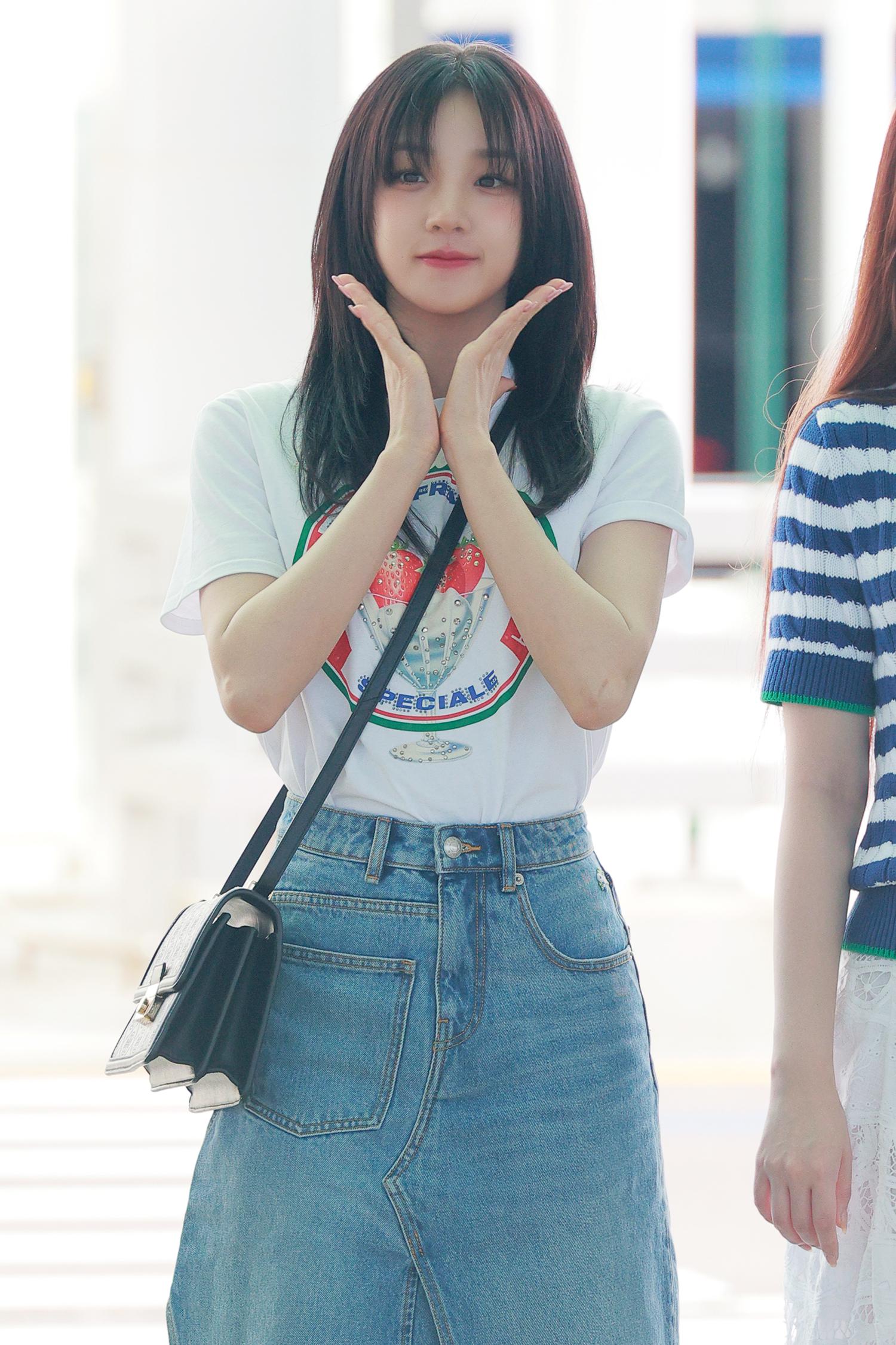 雨琦穿短袖印花Tee及牛仔裙來港。