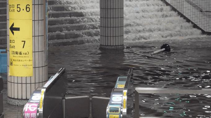 東京暴雨破紀錄!新宿驚現下水道水柱噴發奇景