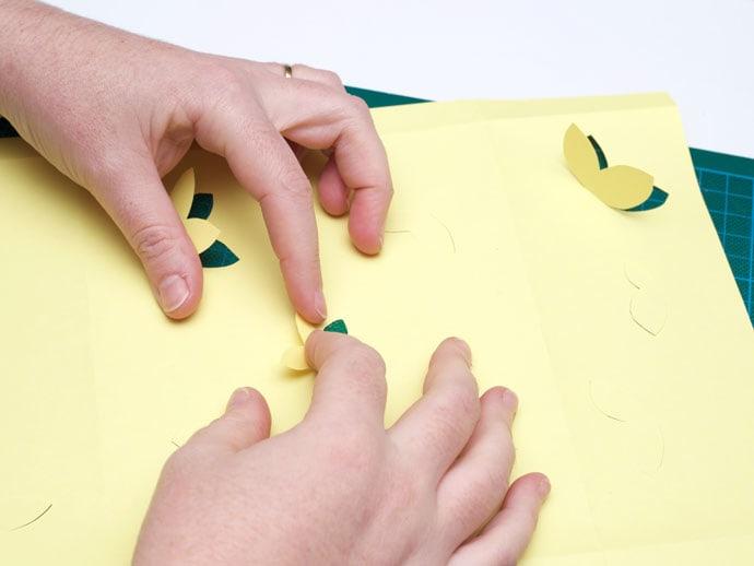 蝴蝶詩意燈籠diy製作步驟|4. 然後在紙張畫上半隻蝴蝶輪廓,然後用𠝹刀Cut出蝴蝶外框,並摺起。