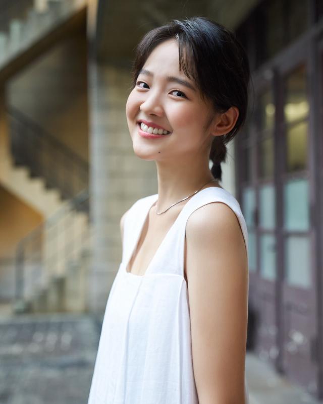 張天賦《小心碰頭》MV女主角林廷憶投訴:MC枕頭戰唔留手