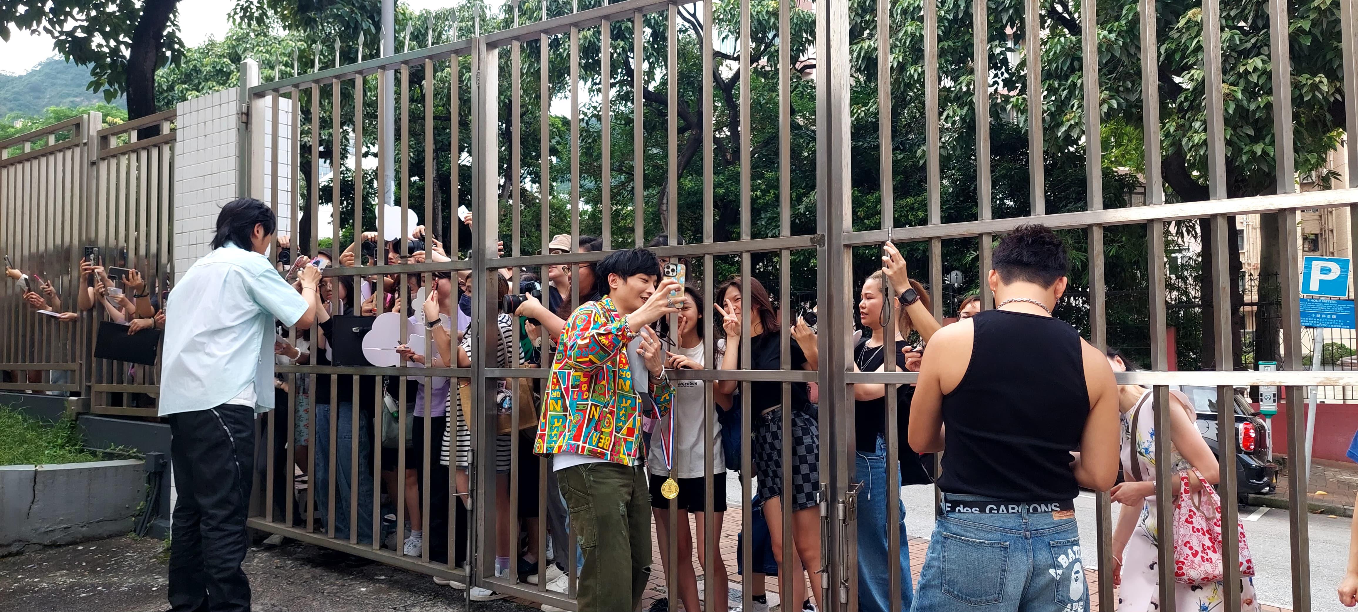 ERROR昨日到電台為新歌宣傳,大批粉絲冒黃雨在門外等候。