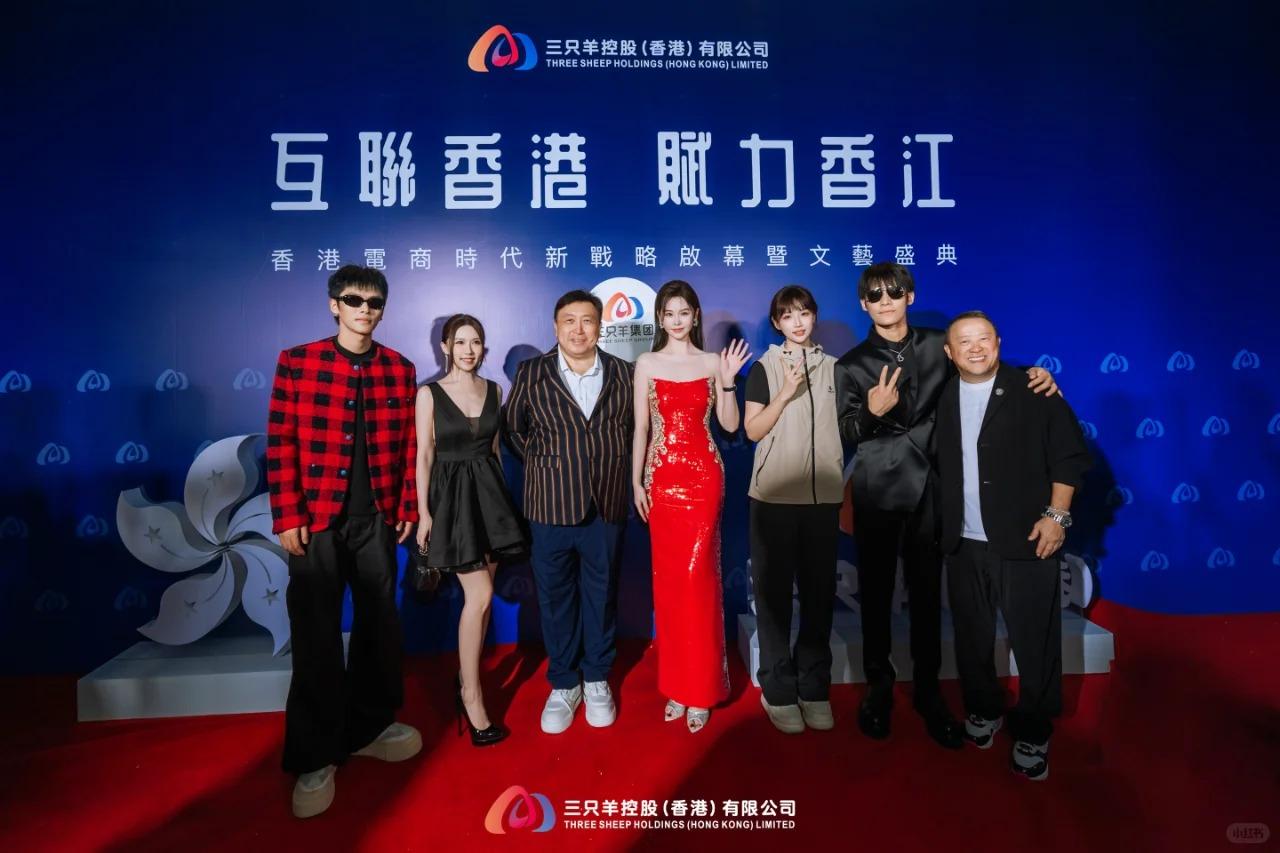 王晶同女兒王子涵一齊出席開幕禮