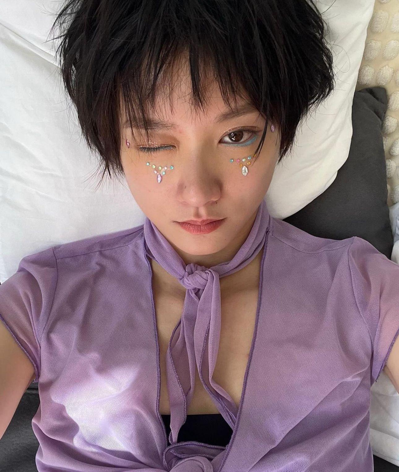 Angela把頭髮越剪越短。