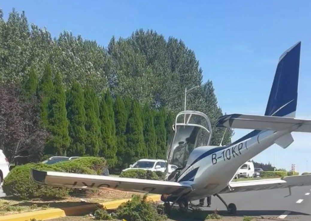 遼寧大連一架小型飛機疑失控迫降公路上,差一點就砸到路過車輛,驚險畫面在社交平台瘋傳。(網上圖片/影片截圖)