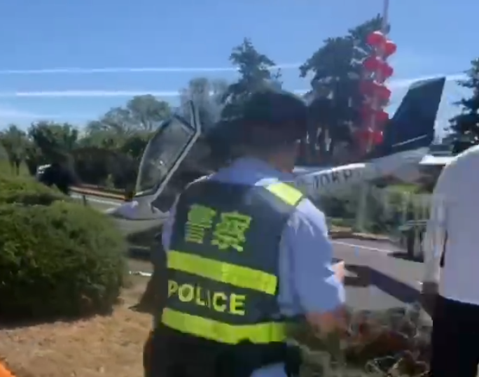 遼寧大連一架小型飛機疑失控迫降公路上,差一點就砸到路過車輛,驚險畫面在社交平台瘋傳。(網上圖片/影片截圖)
