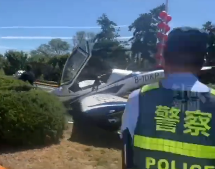 遼寧大連一架小型飛機疑失控迫降公路上,差一點就砸到路過車輛,驚險畫面在社交平台瘋傳。(網上圖片/影片截圖)