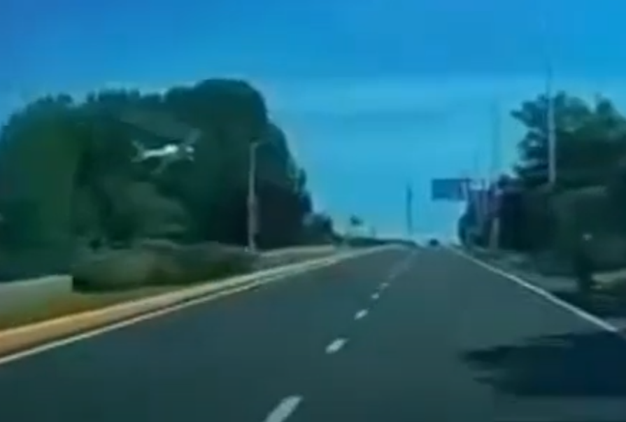 遼寧大連一架小型飛機疑失控迫降公路上,差一點就砸到路過車輛,驚險畫面在社交平台瘋傳。(網上圖片/影片截圖)