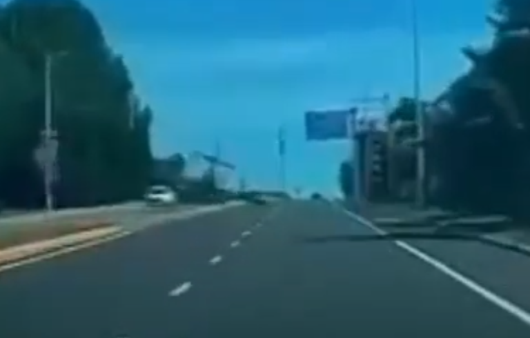 遼寧大連一架小型飛機疑失控迫降公路上,差一點就砸到路過車輛,驚險畫面在社交平台瘋傳。(網上圖片/影片截圖)