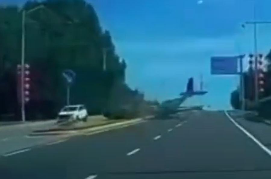 遼寧大連一架小型飛機疑失控迫降公路上,差一點就砸到路過車輛,驚險畫面在社交平台瘋傳。(網上圖片/影片截圖)