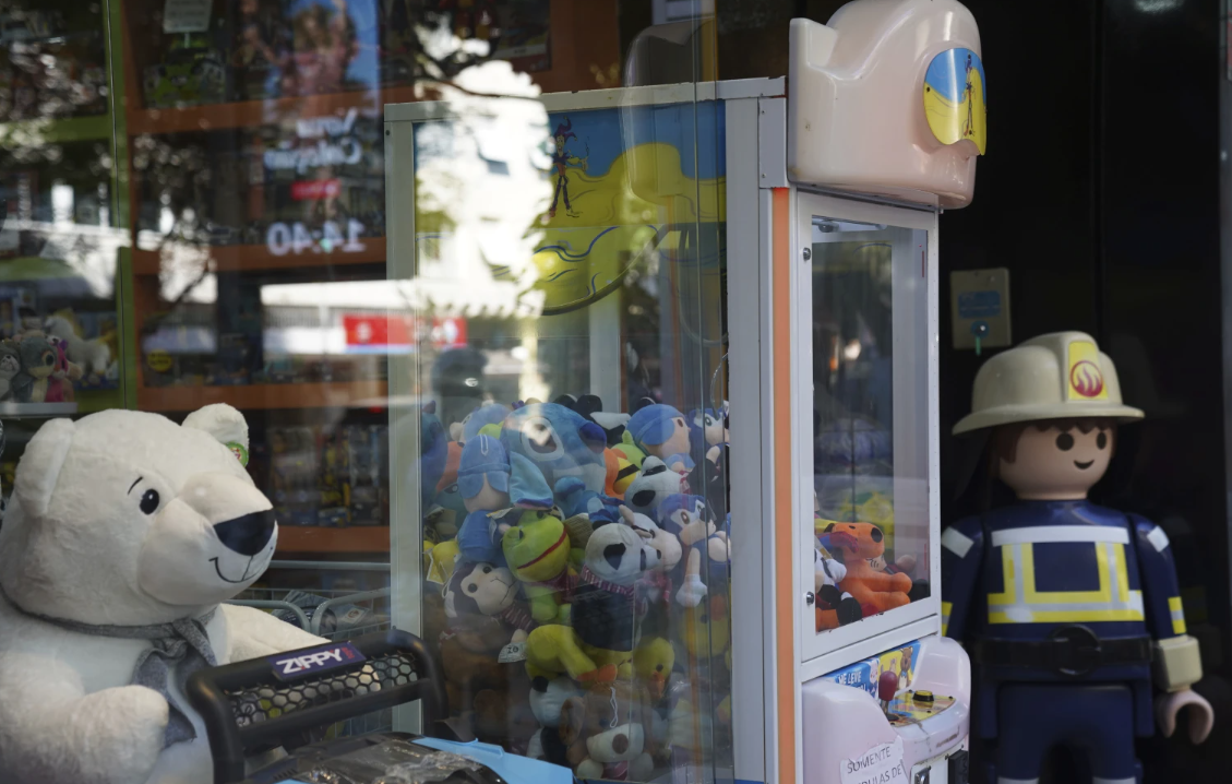 巴西警方近日打擊夾公仔機騙局,發現有不法分子曾動手腳,以程式操控爪子力度,令機台必須達到機主設定的次數才能夾到公仔,與玩家的技術優劣無關。(美聯社)