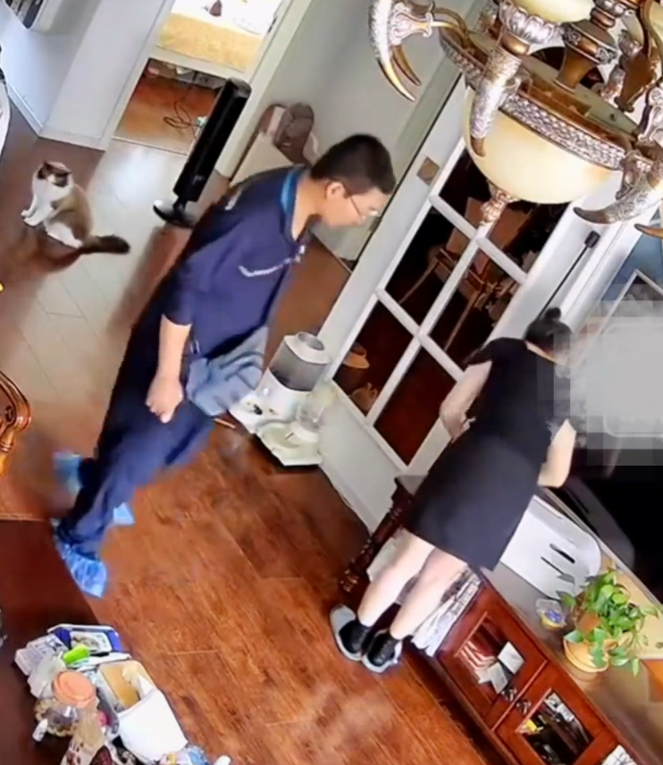 內地社交平台流傳一段家居監控影片,可見遼寧瀋陽一名網絡維修員上門檢查時,疑似趁女戶主未留意期間,公然偷窺其裙底,整個過程被監控「斷正」。