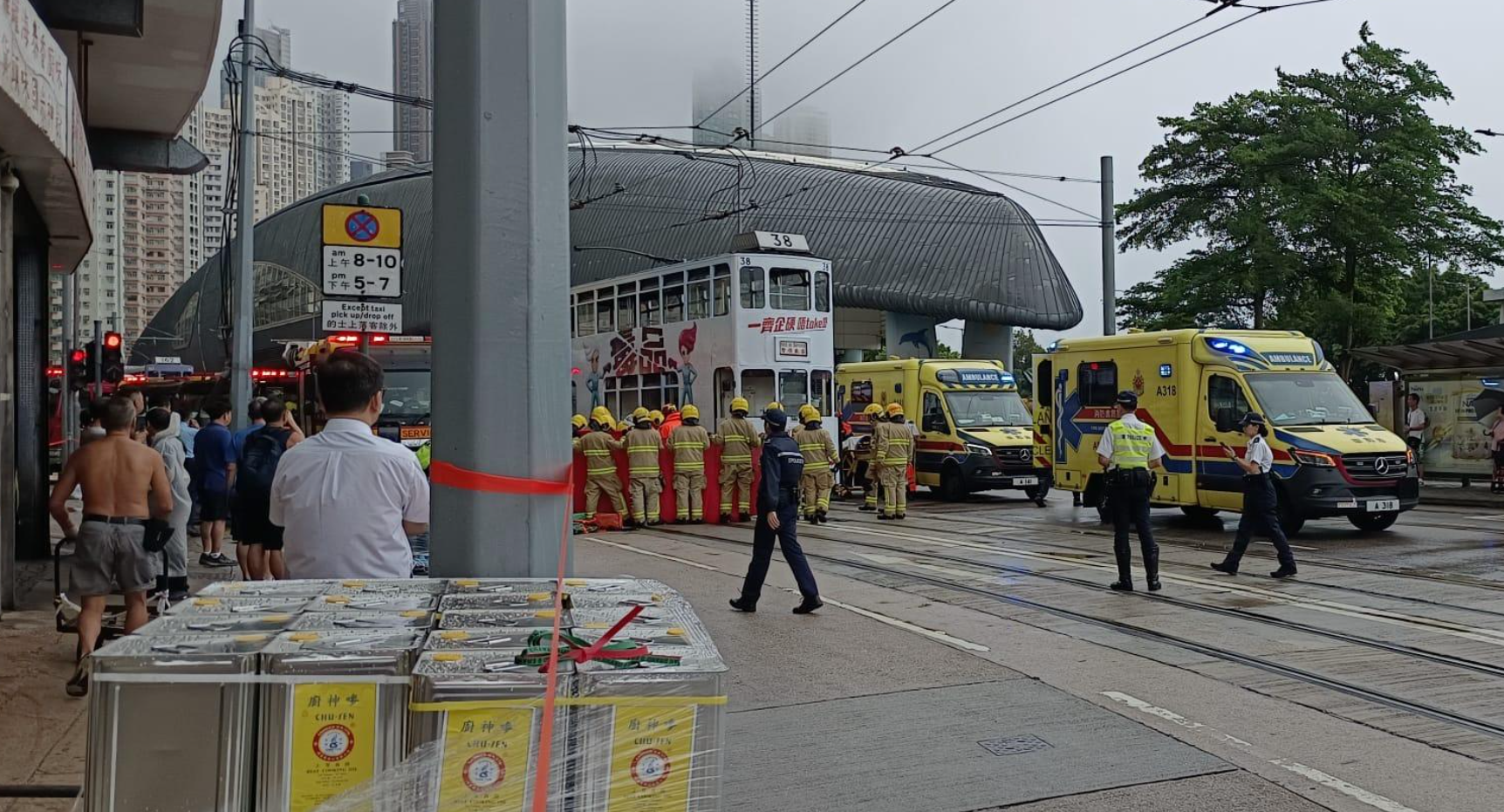堅尼地城游泳池對外有電車撞倒3名途人。(西環變幻時fb)