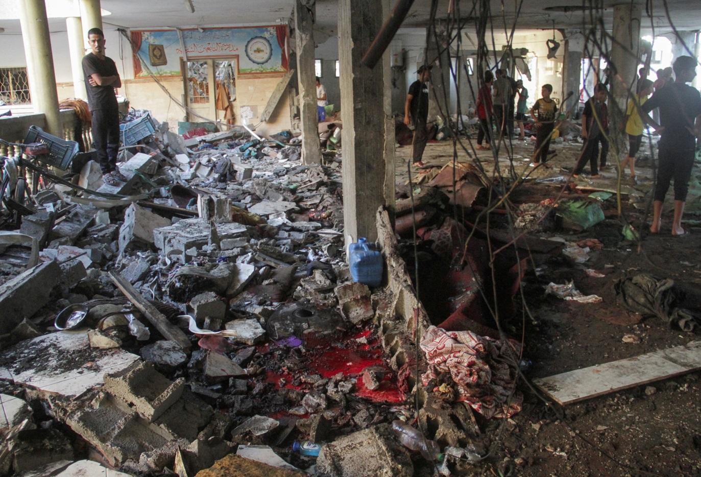 加沙城用作收容巴勒斯坦難民的學校遭以軍空襲,瓦礫雜物散落一地。(路透社)