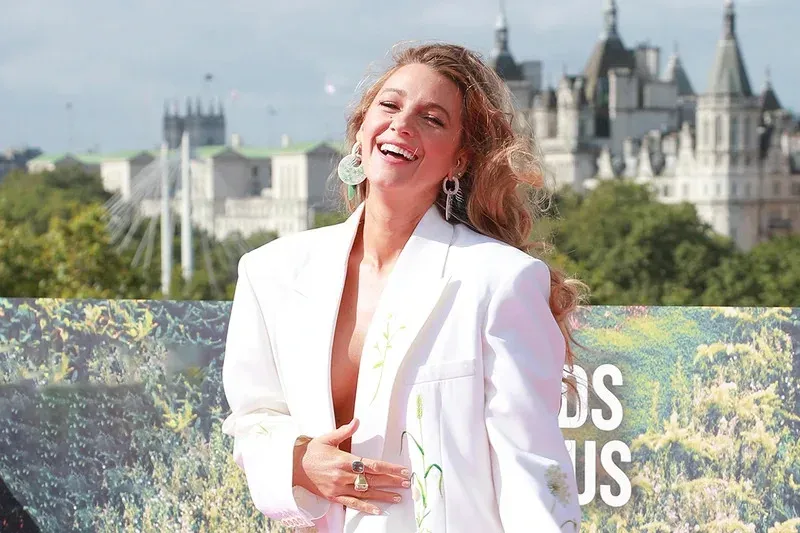 Blake Lively身為女主角兼監製,承認搵咗老公Ryan Reynolds寫咗戲中一場天台談情戲。呢期甚至傳Blake Lively搵人剪個自己鍾意嘅版本,換著你係導演你又覺得點?