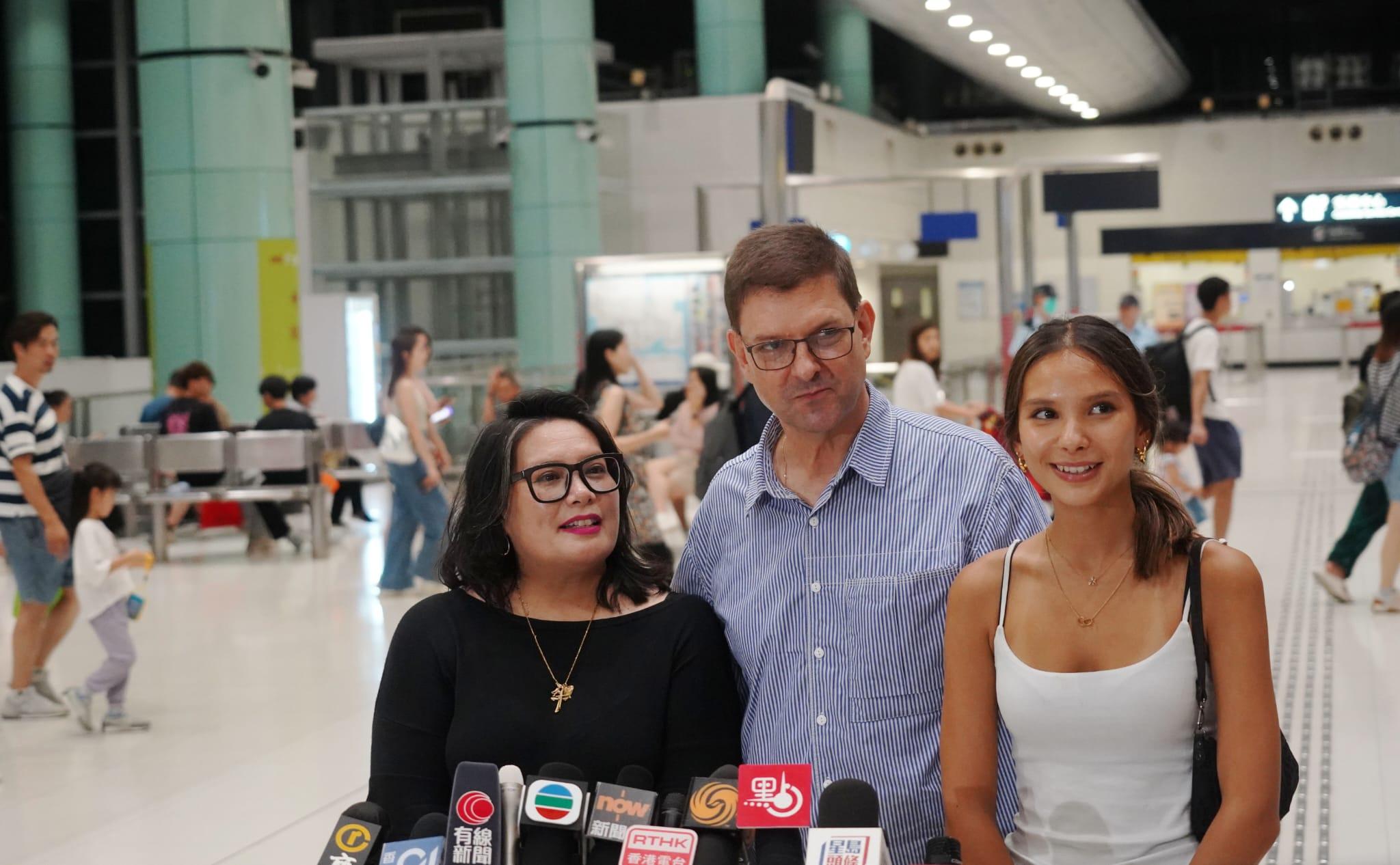 Alfred與家人首度使用回鄉證過關。